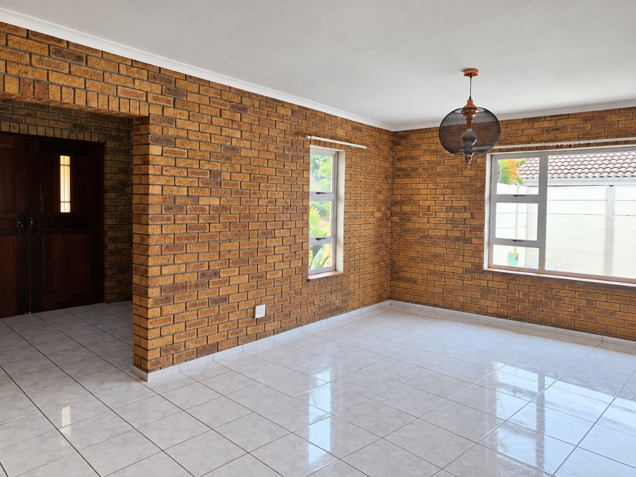 To Let 4 Bedroom Property for Rent in Rouxville Western Cape